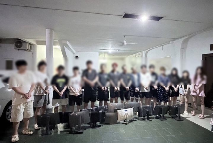 [예산=뉴시스] 지난해 12월 캄보디아에서 국정원, 현지 경찰과 코리아전담반 합동 작전으로 붙잡힌 로맨스스캠 조직원들이 나란히 사진 촬영에 응하고 있다. (사진=충남경찰청 제공) 2026.01.30. photo@newsis.com *재판매 및 DB 금지