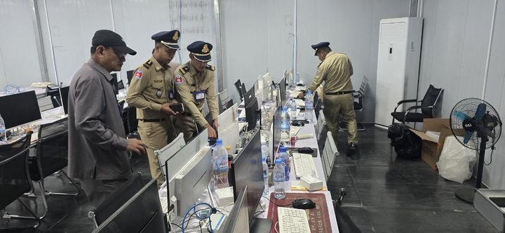 [예산=뉴시스] 캄보디아 경찰이 지난해 12월 현지에서 로맨스스캠 조직원들이 생활한 범죄단지 안 사무실에서 증거를 확보하고 있다. (사진=충남경찰청 제공) 2026.01.30. photo@newsis.com *재판매 및 DB 금지