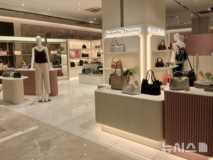 [서울=뉴시스] 서울 송파구에 위치한 사만사타바사(Samantha Thavasa) 롯데백화점 잠실점 매장이 보이고 있다. (사진=한국에스티엘 제공) 2026.01.30. photo@newsis.com