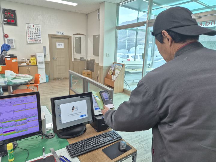 [함양=뉴시스] 함양군 농기계 임대료 함양사랑상품권으로 결제 (사진=함양군 제공) 2026. 01. 30. photo@newsis.com *재판매 및 DB 금지