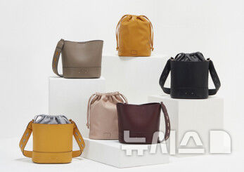 [서울=뉴시스] 사만사타바사(Samantha Thavasa)의 해피(HAPPY) 제품군 이미지. 버킷 숄더백 형태로 탈착 가능한 스트랩과 파우치로 활용도를 높인 해피 제핌군은 가벼운 소재와 부담없는 가격으로 연령대를 불문하고 좋은 반응을 얻었다. (사진=한국에스티엘 제공) 2026.01.30. photo@newsis.com