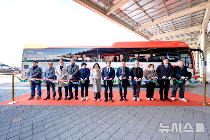 [오산=뉴시스] 8303번 광역버스 개통식 모습 (사진=오산시 제공) 2026.01.30.photo@newsis.com 