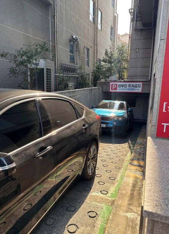 [뉴시스] 주차장 입구를 가로막은 채 자리를 비운 차량으로 인해 몇 분간 차량 출입이 전면 차단되는 상황이 발생해 온라인에서 공분을 사고 있다. (사진=온라인 커뮤니티) *재판매 및 DB금지 *재판매 및 DB 금지