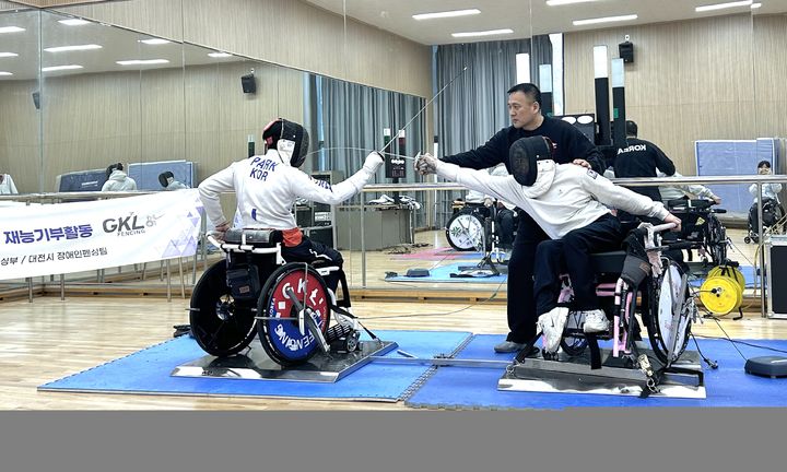 GKL 장애인 펜싱팀이 훈련을 지도하고 있다. (사진=그랜드코리아레저) *재판매 및 DB 금지