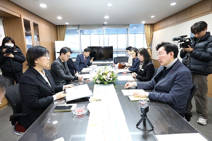 [원주=뉴시스] 30일 정은경 보건복지부 장관이 강원 원주시를 방문해 의료·요양 등 지역 돌봄의 통합지원 준비 상황을 점검하고 있다. (사진=원주시 제공) 2026.01.30. photo@newsis.com *재판매 및 DB 금지