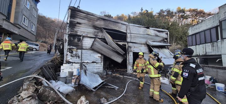 [대구=뉴시스] 30일 오후 3시52부께 대구 북구 매천동의 한 식품제조업체 창고에서 화재가 발생했다. (사진=독자 제공) 2026.01.30. photo@newsis.com *재판매 및 DB 금지