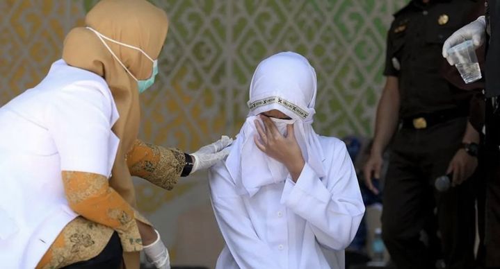 [뉴시스] 인도네시아 아체 특별자치주에서 혼외 성관계와 음주를 한 혐의로 한 남성과 여성이 각각 140대의 태형을 당했다. (사진=엑스 캡처) *재판매 및 DB 금지