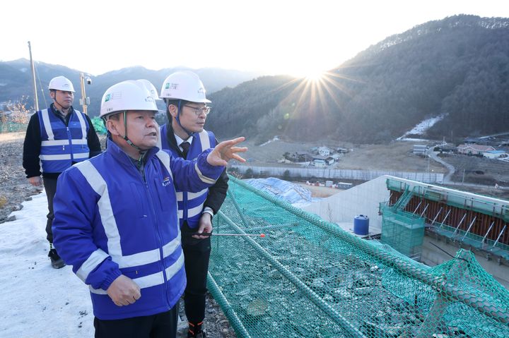 [대전=뉴시스]윤석대 수자원공사 사장이 29일 경북 봉화댐 건설 현장을 찾아 혹한기 근로자 안전관리 실태를 점검하고 있다. (사진=수자원공사 제공) 2026. 01. 30 photo@newsis.com *재판매 및 DB 금지