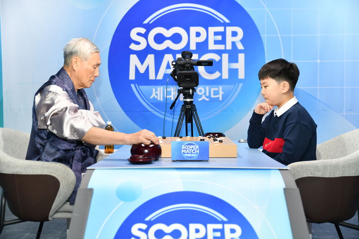 [서울=뉴시스] 조훈현 9단과 유하준 초단의 대국 장면. (사진=한국기원 제공) *재판매 및 DB 금지