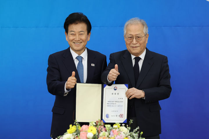 정세현 전 통일부 장관을 의장으로 하는 통일부 장관 직속 평화통일고문회의가 30일 출범했다. 사진 왼쪽부터 정동영 장관, 정세현 전 장관. (사진=통일부 제공) 2026.01.30. *재판매 및 DB 금지