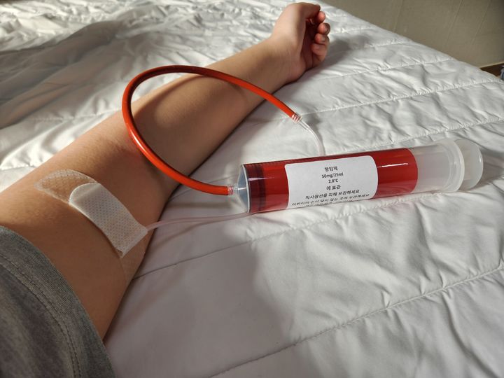 [서울=뉴시스] 이승주 기자 = 유방암 환자의 삶을 살아보는 몰입형 가상 체험 'A Life in a Day' 프로그램을 진행하는 모습. 팔에 삽입하는 정맥주사 PICC 모형으로 항암제를 투여하고 있다. 2026.02.01. heyjude@newsis.com *재판매 및 DB 금지