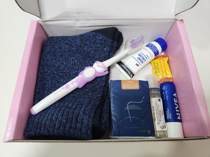 [서울=뉴시스] 이승주 기자 = 'A Life in a Day'에서 제공한 케어 패키지. 두꺼운 양말, 유아용 칫솔, 핸드크림, 티슈, 립밤, 생강 사탕, 라벤더 베개 미스트 등이 들었다. 실제 유방암 환자들에게 필요한 용품이다. 하루동안 모든 물품을 이용했다. 2026.02.01. heyjude@newsis.com *재판매 및 DB 금지