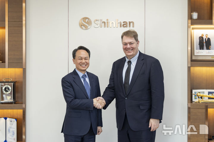 [서울=뉴시스]진옥동 신한금융그룹 회장(왼쪽)과 제이슨 리케이트 씨티그룹 글로벌 기업금융 총괄(Global Chair)이 면담을 마치고 기념촬영하는 모습. (사진=신한금융 제공). 