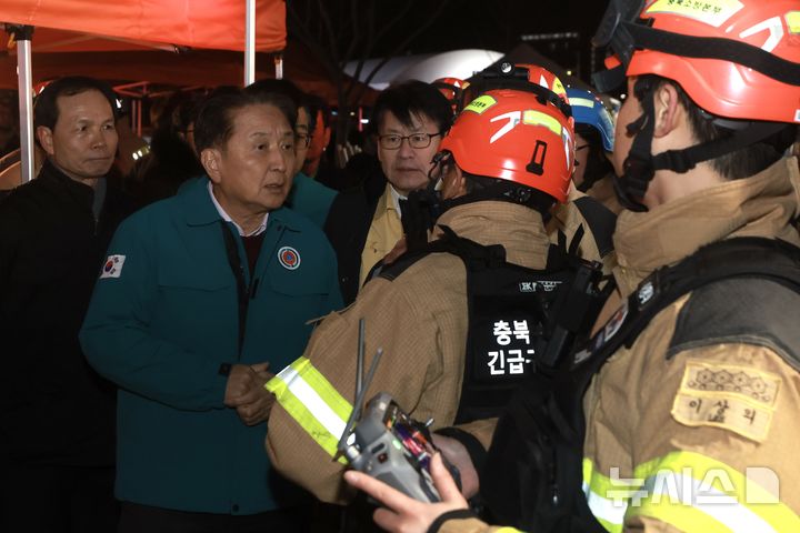 [음성=뉴시스] 김영환 충북지사가 30일 음성군 맹동면 위생용품 제조 공장 화재 현장을 찾아 관계자들로부터 화재 진압 상황을 보고 받고 현장을 살펴보고 있다.(사진=충북도 제공) 2026.01.30. photo@newsis.com *재판매 및 DB 금지