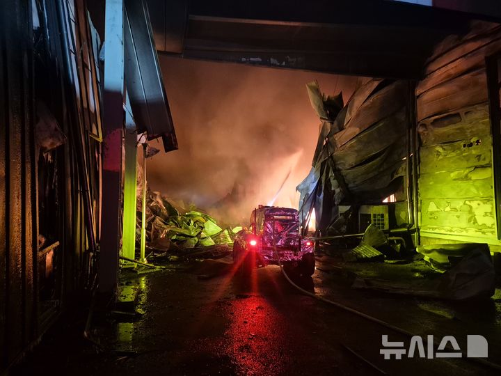 [음성=뉴시스] 30일 충북 음성군 맹동면의 위생용품 제조공장 화재 현장에서 소방 무인 로봇이 진화 작업을 수행 중이다. (사진= 충북소방본부 제공) 2026.01.30. photo@newsis.com *재판매 및 DB 금지