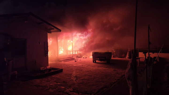 [김제=뉴시스] 30일 오후 6시35분께 전북 김제시 성덕면의 한 단독주택에서 불이 나 불길이 솟구치고 있다. (사진=전북도소방본부 제공) 202.01.30. photo@newsis.com *재판매 및 DB 금지