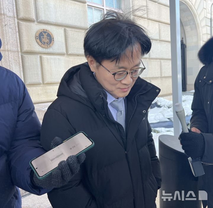 [워싱턴=뉴시스]이윤희 특파원 = 김정관 산업통상자원부 장관이 30일(현지 시간) 오전 미국 워싱턴DC 상무부 청사에서 하워드 러트닉 상무장관과 이틀째 회담을 마친 뒤 취재진 질문을 듣고 있다. 2026.01.31. 