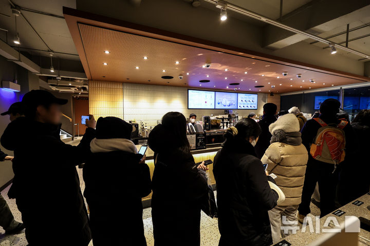 [서울=뉴시스] 정병혁 기자 = 30일 서울 마포구 스타벅스 홍대동교점을 찾은 시민들이 스타벅스 두바이 쫀득롤을 구매하기 위해 줄 서 있다. 2026.01.30. jhope@newsis.com