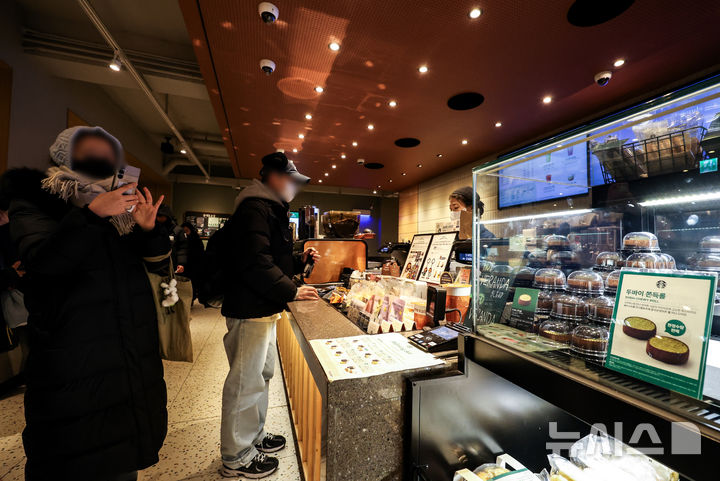 [서울=뉴시스] 정병혁 기자 = 30일 서울 마포구 스타벅스 홍대동교점을 찾은 시민들이 스타벅스 두바이 쫀득롤을 구매하고 있다. 2026.01.30. jhope@newsis.com