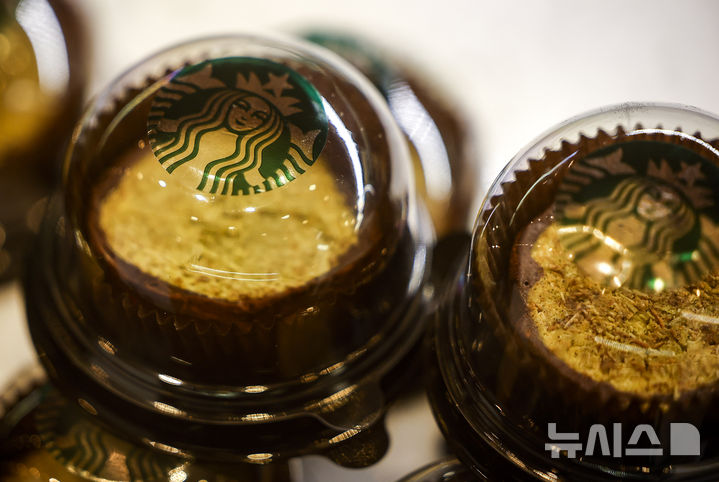 [서울=뉴시스] 정병혁 기자 = 30일 서울 마포구 스타벅스 홍대동교점에 스타벅스 두바이 쫀득롤이 진열되어 있다. 2026.01.30. jhope@newsis.com