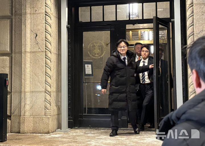 [워싱턴=뉴시스] 이윤희 특파원 = 김정관 산업통상부 장관이 29일(현지 시간) 하워드 러트닉 미국 상무부 장관과 회담 후 워싱턴DC 상무부 청사를 나서고 있다. 2026.01.30. sympathy@newsis.com