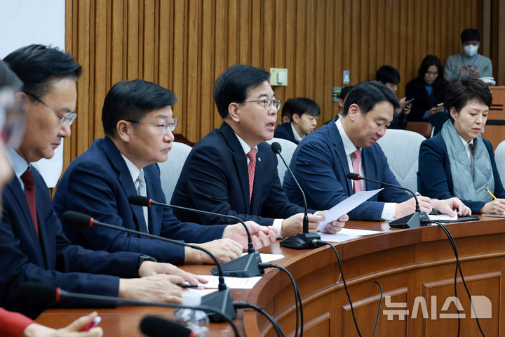 [서울=뉴시스] 고승민 기자 = 송언석 국민의힘 원내대표가 30일 서울 여의도 국회에서 열린 원내대책회의에서 발언하고 있다. 2026.01.30. kkssmm99@newsis.com