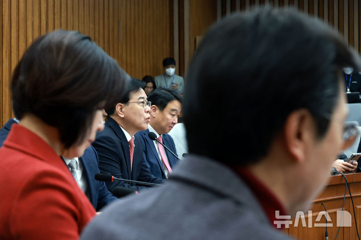 [서울=뉴시스] 고승민 기자 = 송언석 국민의힘 원내대표가 30일 서울 여의도 국회에서 열린 원내대책회의에서 발언하고 있다. 2026.01.30. kkssmm99@newsis.com