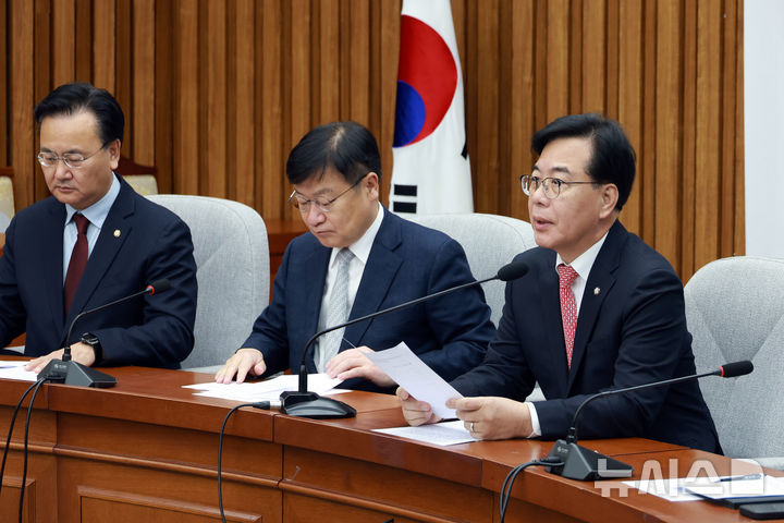 [서울=뉴시스] 고승민 기자 = 송언석 국민의힘 원내대표가 30일 서울 여의도 국회에서 열린 원내대책회의에서 발언하고 있다. 2026.01.30. kkssmm99@newsis.com