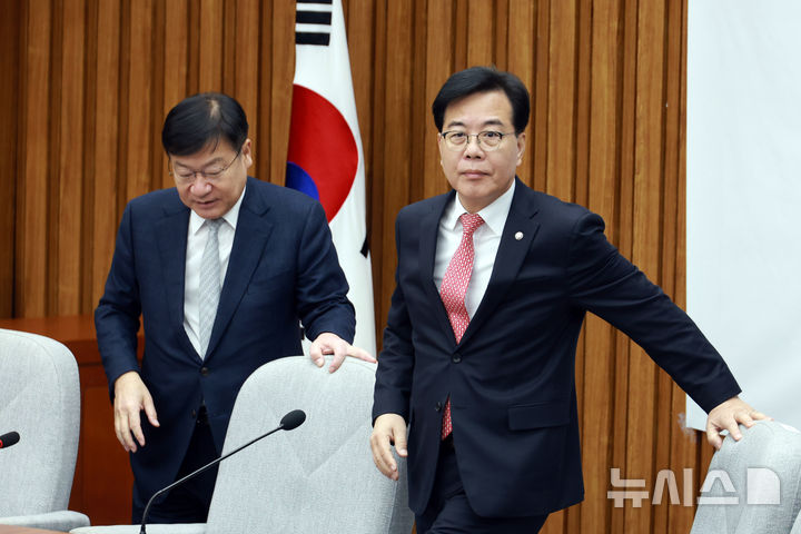 [서울=뉴시스] 고승민 기자 = 송언석 국민의힘 원내대표가 30일 서울 여의도 국회에서 열린 원내대책회의에 참석하고 있다. 2026.01.30. kkssmm99@newsis.com