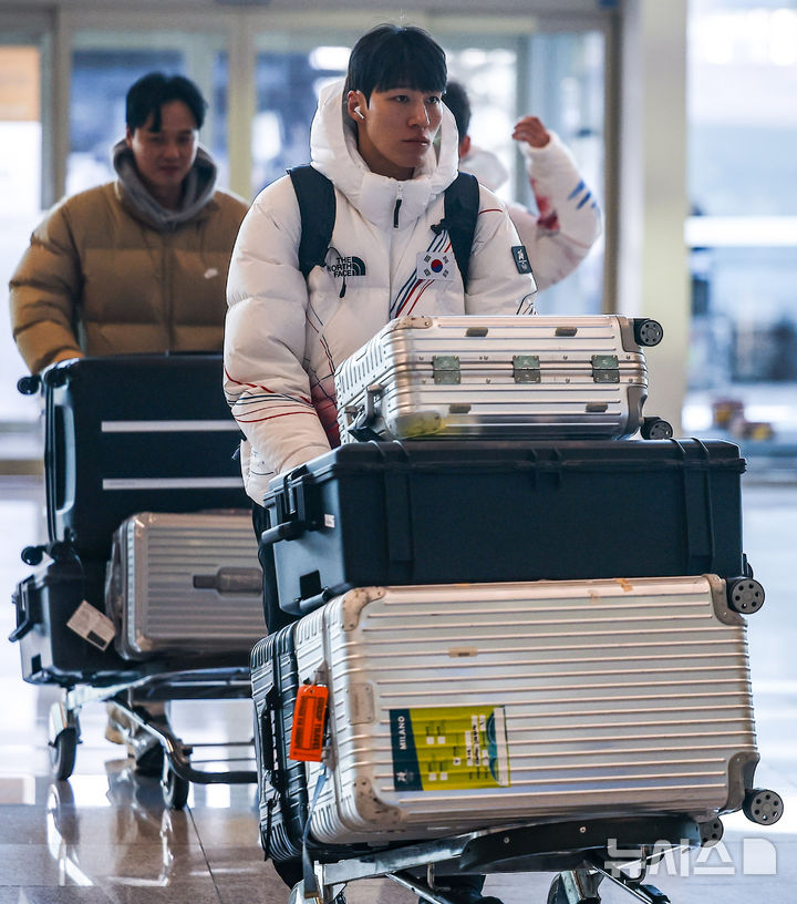 [인천공항=뉴시스] 정병혁 기자 = 2026 밀라노·코르티나담페초 동계올림픽에 출전하는 쇼트트랙 황대헌이 30일 인천국제공항 제2터미널을 통해 출국하기 위해 공항으로 들어서고 있다. 2026.01.30. jhope@newsis.com