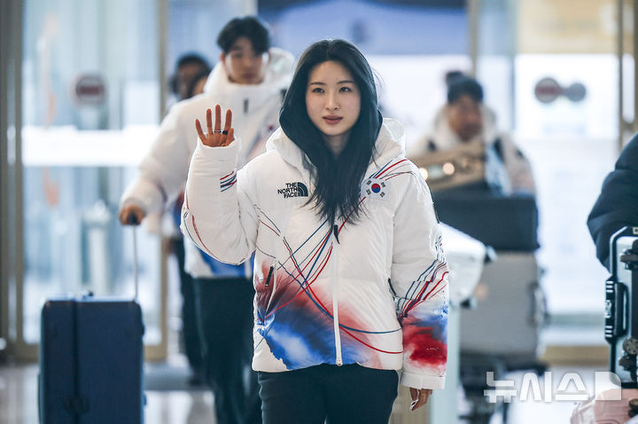 [인천공항=뉴시스] 정병혁 기자 = 2026 밀라노·코르티나담페초 동계올림픽에 출전하는 쇼트트랙 김길리가 30일 인천국제공항 제2터미널을 통해 출국하기 위해 공항으로 들어서고 있다. 2026.01.30. jhope@newsis.com