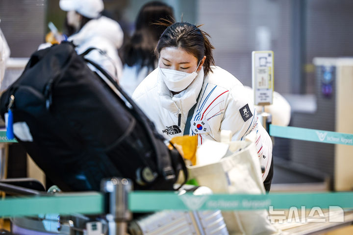 [인천공항=뉴시스] 정병혁 기자 = 2026 밀라노·코르티나담페초 동계올림픽에 출전하는 대한민국 심석희가 30일 인천국제공항 제2터미널을 통해 출국하기에 앞서 출국수속을 하고 있다. 2026.01.30. jhope@newsis.com