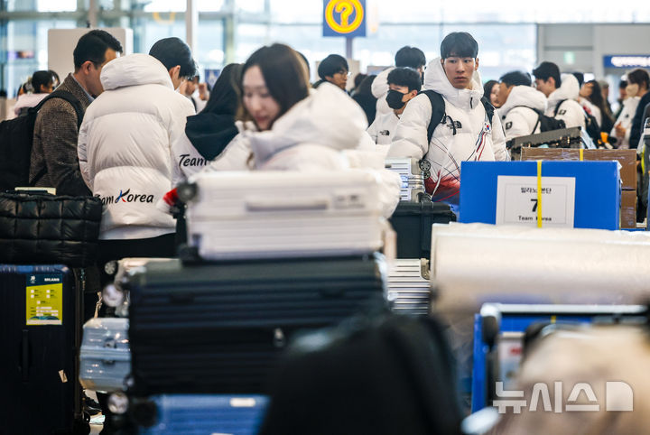 [인천공항=뉴시스] 정병혁 기자 = 2026 밀라노·코르티나담페초 동계올림픽에 출전하는 대한민국 선수단이 30일 인천국제공항 제2터미널을 통해 출국하기에 앞서 출국수속을 하고 있다. 2026.01.30. jhope@newsis.com