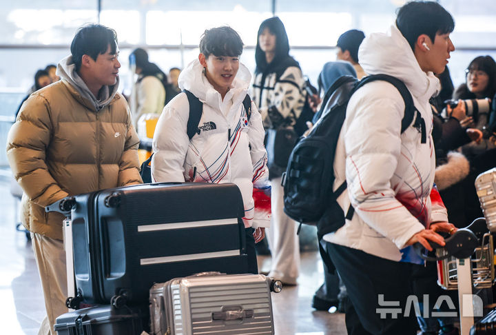 [인천공항=뉴시스] 정병혁 기자 = 2026 밀라노·코르티나담페초 동계올림픽에 출전하는 쇼트트랙 임종언이 30일 인천국제공항 제2터미널을 통해 출국하기 위해 공항으로 들어서고 있다. 2026.01.30. jhope@newsis.com