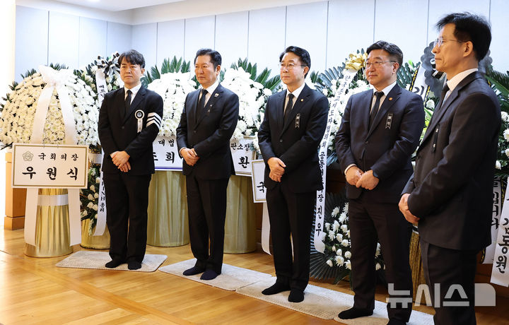 [서울=뉴시스] 사진공동취재단 = 30일 오전 서울 종로구 서울대학교병원 장례식장에 마련된 고(故) 이해찬 전 국무총리의 빈소에서 정청래 더불어민주당 대표 등이 조문객을 맞이하고 있다. 2026.01.29. photo@newsis.com