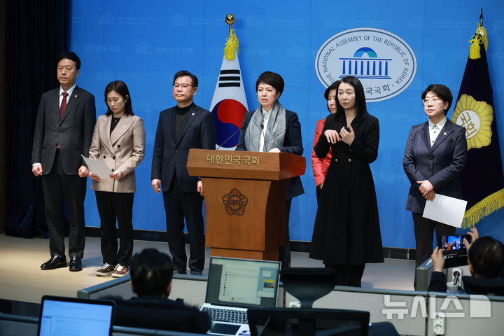 [서울=뉴시스] 고승민 기자 = 김은혜 등 무안공항 제주항공 여객기 참사 국조특위 국민의힘 의원들이 30일 서울 여의도 국회 소통관에서 정부 책임회피 및 부실조사 규탄 기자회견을 하고 있다. 2026.01.30. kkssmm99@newsis.com