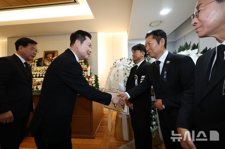 '극한 대치' 여야, 故이해찬 빈소서 악수…"몸 괜찮나" 안부도(종합)