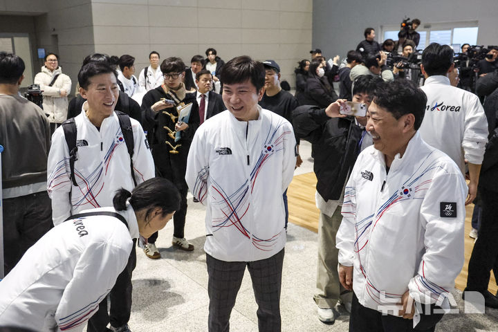 [인천공항=뉴시스] 정병혁 기자 = 유승민 대한체육회장이 30일 인천국제공항 제2터미널에서 2026 밀라노·코르티나담페초 동계올림픽에 출전하는 선수단과 대화를 나누고 있다. 2026.01.30. jhope@newsis.com