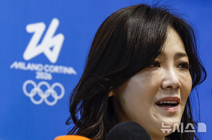 [인천공항=뉴시스] 정병혁 기자 = 2026 밀라노·코르티나담페초 동계올림픽에 출전하는 이수경 선수단장이 30일 인천국제공항 제2터미널을 통해 출국하기에 앞서 취재진 질문에 답하고 있다. 2026.01.30. jhope@newsis.com