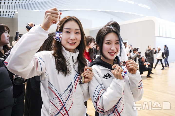 [인천공항=뉴시스] 정병혁 기자 = 2026 밀라노·코르티나담페초 동계올림픽에 출전하는 최민정, 김길리가 30일 인천국제공항 제2터미널을 통해 출국하기에 앞서 취재진에게 올림픽 키링을 들어보이고 있다. 2026.01.30. jhope@newsis.com