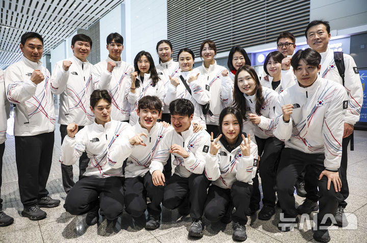 [인천공항=뉴시스] 정병혁 기자 = 유승민 대한체육회장이 30일 인천국제공항 제2터미널에서 2026 밀라노·코르티나담페초 동계올림픽에 출전하는 선수단과 기념촬영을 하고 있다. 2026.01.30. jhope@newsis.com