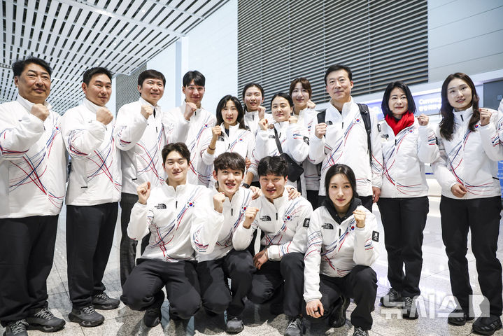 [인천공항=뉴시스] 정병혁 기자 = 유승민 대한체육회장이 30일 인천국제공항 제2터미널에서 2026 밀라노·코르티나담페초 동계올림픽에 출전하는 선수단과 기념촬영을 하고 있다. 2026.01.30. jhope@newsis.com
