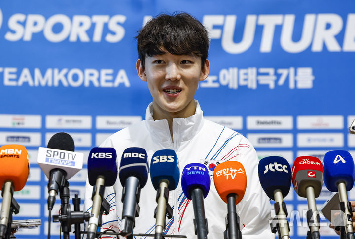 [인천공항=뉴시스] 정병혁 기자 = 2026 밀라노·코르티나담페초 동계올림픽에 출전하는 임종언이 30일 인천국제공항 제2터미널을 통해 출국하기에 앞서 취재진 질문에 답하고 있다. 2026.01.30. jhope@newsis.com