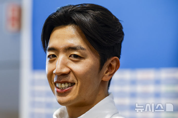 [인천공항=뉴시스] 정병혁 기자 = 2026 밀라노·코르티나담페초 동계올림픽에 출전하는 최두진이 30일 인천국제공항 제2터미널을 통해 출국하기에 앞서 취재진 질문에 답하고 있다. 2026.01.30. jhope@newsis.com