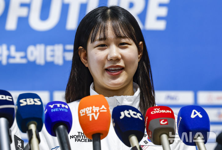 [인천공항=뉴시스] 정병혁 기자 = 2026 밀라노·코르티나담페초 동계올림픽에 출전하는 홍수정이 30일 인천국제공항 제2터미널을 통해 출국하기에 앞서 취재진 질문에 답하고 있다. 2026.01.30. jhope@newsis.com