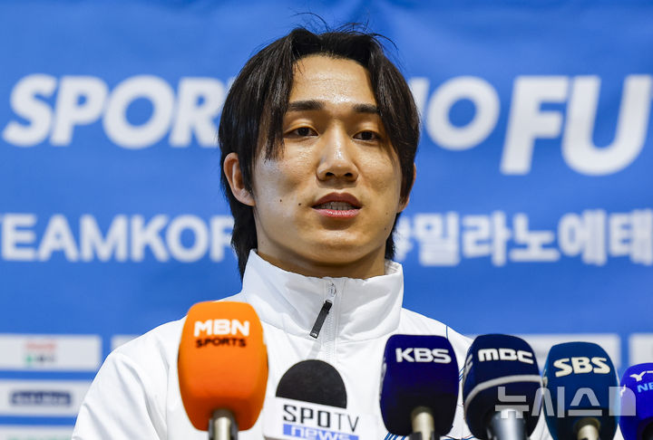 [인천공항=뉴시스] 정병혁 기자 = 2026 밀라노·코르티나담페초 동계올림픽에 출전하는 김지수가 30일 인천국제공항 제2터미널을 통해 출국하기에 앞서 취재진 질문에 답하고 있다. 2026.01.30. jhope@newsis.com