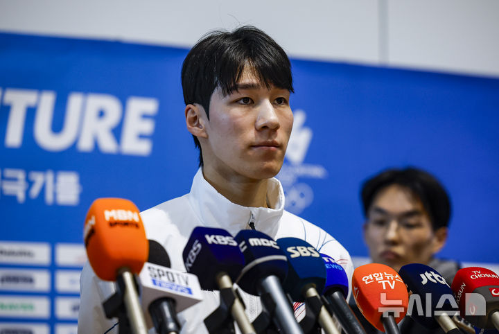 [인천공항=뉴시스] 정병혁 기자 = 2026 밀라노·코르티나담페초 동계올림픽에 출전하는 황대헌이 30일 인천국제공항 제2터미널을 통해 출국하기에 앞서 취재진 질문에 답하고 있다. 2026.01.30. jhope@newsis.com