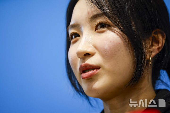 [인천공항=뉴시스] 정병혁 기자 = 2026 밀라노·코르티나담페초 동계올림픽에 출전하는 김길리가 30일 인천국제공항 제2터미널을 통해 출국하기에 앞서 취재진 질문에 답하고 있다. 2026.01.30. jhope@newsis.com