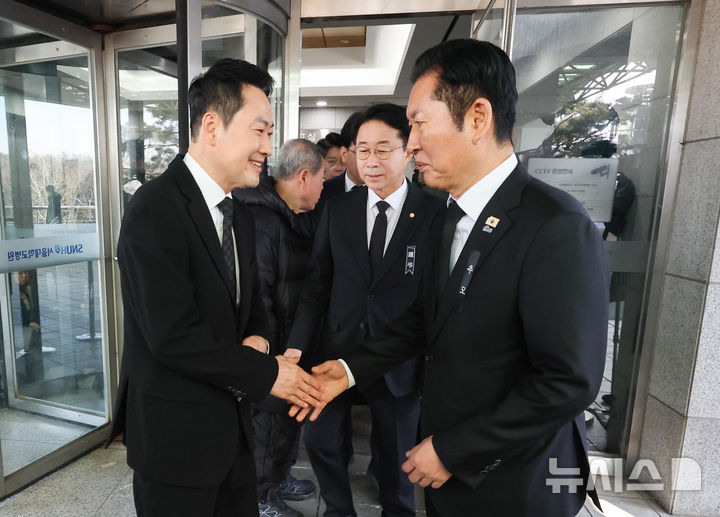 [서울=뉴시스] 사진공동취재단 = 정청래 더불어민주당 대표가 30일 오전 서울 종로구 서울대학교병원 장례식장에 마련된 고(故) 이해찬 전 국무총리의 빈소에서 조문을 마친 장동혁 국민의힘 대표를 배웅하고 있다. 2026.01.30. photo@newsis.com