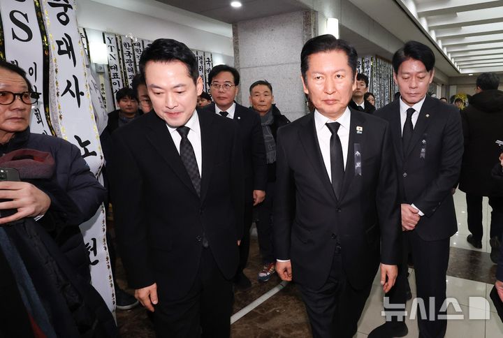 [서울=뉴시스] 사진공동취재단 = 정청래 더불어민주당 대표가 30일 오전 서울 종로구 서울대학교병원 장례식장에 마련된 고(故) 이해찬 전 국무총리의 빈소에서 조문을 마친 장동혁 국민의힘 대표를 배웅하고 있다. 2026.01.30. photo@newsis.com